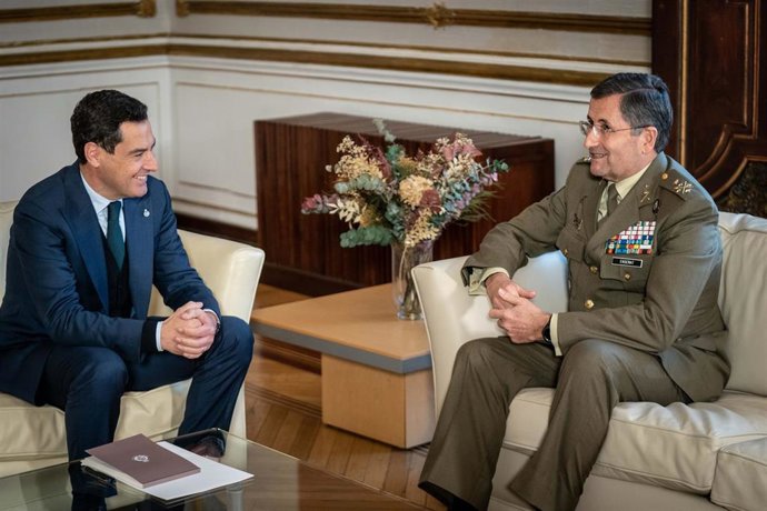 El presidente de la Junta de Andalucía, Juanma Moreno, recibe en el Palacio de San Telmo al Jefe del Estado Mayor del Ejército de Tierra (JEME), general Amador Enseñat y Barea.