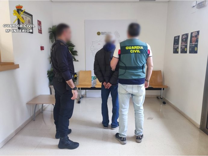 Tres detenidos por sustraer 500 kilos de algarrobas en Albatera que vendían en almacenes de Alicante y Murcia