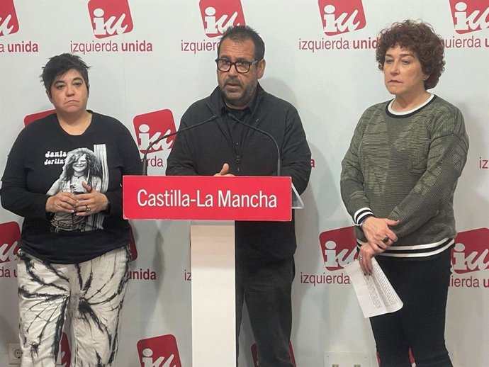 El coordinador regional de IU en C-LM, Juan Ramón Crespo, junto a Maribel Cabañero, secretaria de CCOO Hábitat C-LM, y Fátima Pacheco, responsable del Área de Mujer CCOO de Hábitat CLM