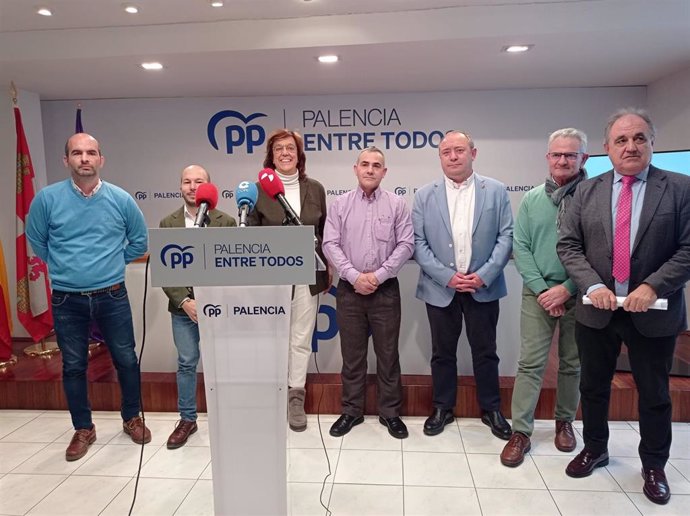 Armisen junto a los candidatos del PP a las alcaldías de Venta de Baños, Grijota, Santibáñez, Villada y Villamuriel.