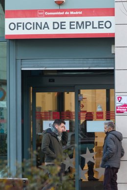 Archivo - Dos personas en la puerta de la oficina del Servicio Público de Empleo Estatal (SEPE) de la calle de Méndez Álvaro, a 3 de enero de 2023, en Madrid (España). El paro registrado en las oficinas de los servicios públicos de empleo registró en 20