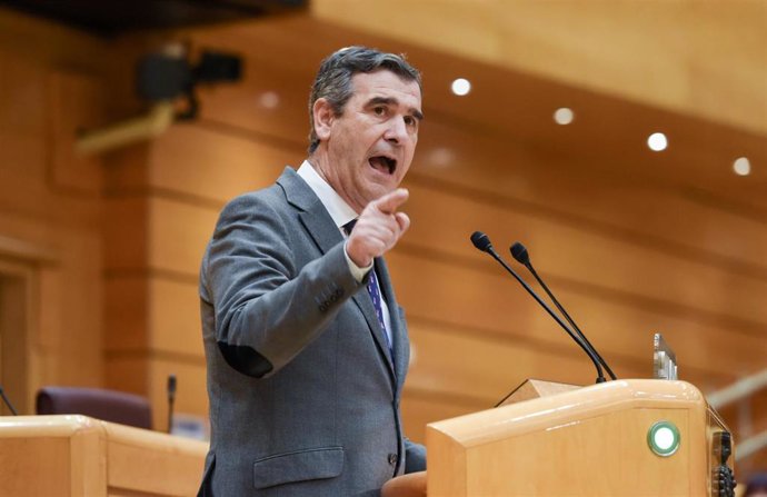 El senador del PP Antonio Román interviene en el debate sobre la ley del aborto en el Senado.