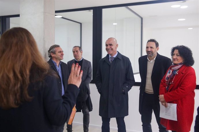 El alcalde de Sevilla, Antonio Muñoz, ha hecho entrega del último local de Emvisesa del segundo de los planes de empleo lanzado por el Ayuntamiento para dotar de uso a estos espacios.