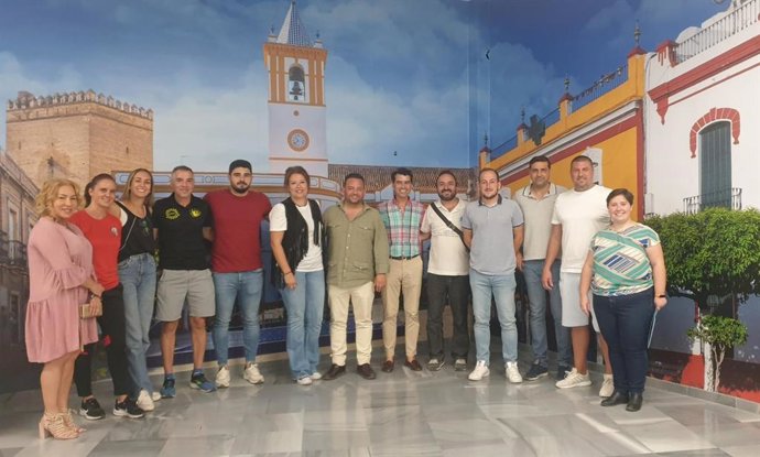 El alcalde, con representantes de diversas entidades locales con ocasión de la firma de un convenio de colaboración.