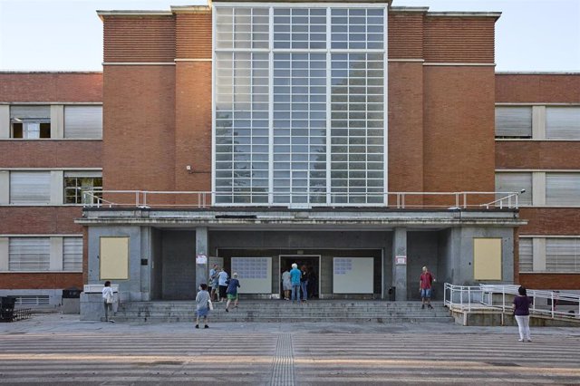 Archivo - Varias personas a la entrada de la Facultad de Filología de la Universidad Complutense de Madrid 