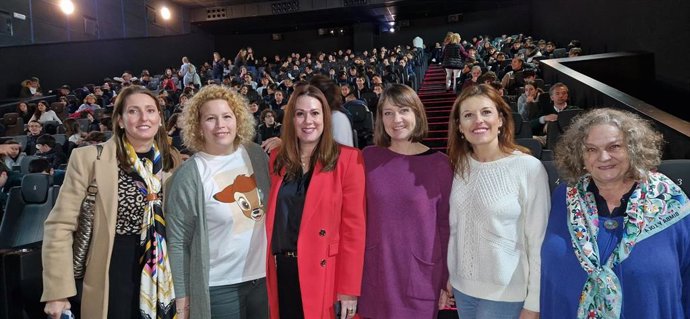 La delegada municipal Marisa Gómez asiste a la una proyección de cine junto a la nominada a Mejor Actriz Revelación, Anna Otín, en el marco de las actividades paralelas a los Premios Goya.