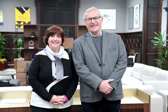 L'alcalde de Valncia, Joan Ribó, i la presidenta de l'Acadmia Valenciana de la Llengua, Vernica Cantó.