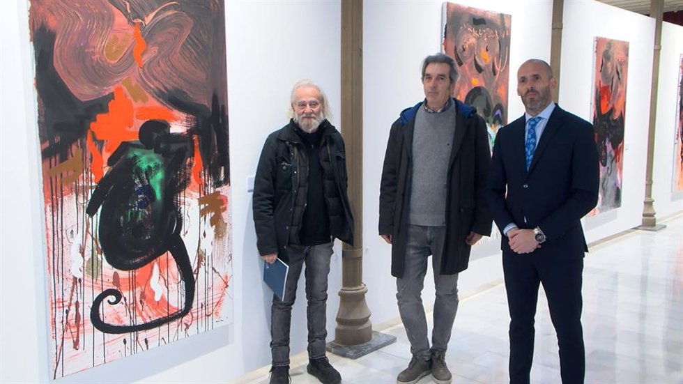 Eduardo Lucena (dcha.), con los artistas Jacinto Lara y Pepe Puntas, durante una visita a la muestra '3' en el Teatro Cómico Principal.