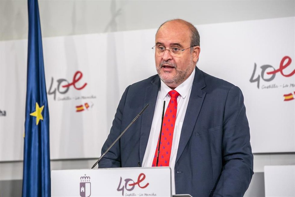Archivo - El vicepresidente de Castilla-La Mancha, José Luis Martínez Guijarro, en rueda de prensa.
