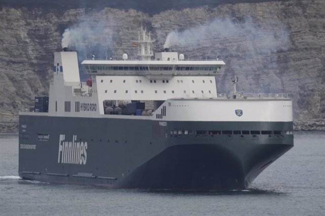Barco que transporta blindados de España a Ucrania, desde el Puerto de Bilbao