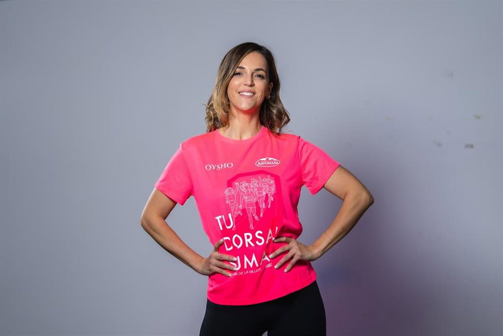 La camiseta Oysho de la Carrera de la Mujer 2023 mantendrá su color rosa y el lema 'Tu dorsal suma'.