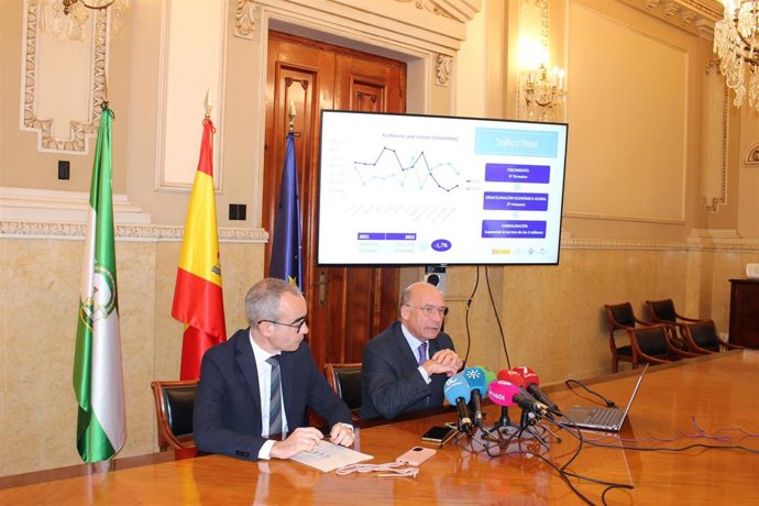El presidente de la Autoridad Portuaria, Carlos Rubio y el director de la Autoridad Portuaria, José Moyano, en rueda de prensa