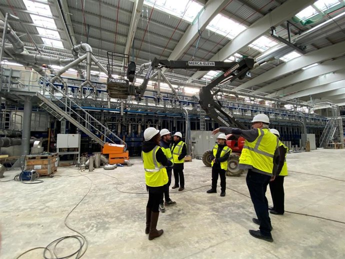 El president del Port de Tarragona, Saül Garreta, durant la visita a Kronospan