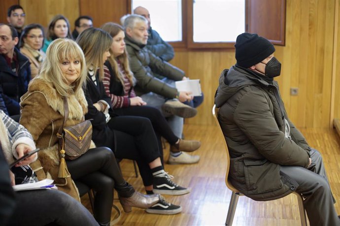 O acusado Manuel Juan Vilariño e os familiares das vítimas durante un xuízo por dobre o crime de Ou Ceao, na Audiencia Provincial de Lugo, a 6 de febreiro de 2023, en Lugo.