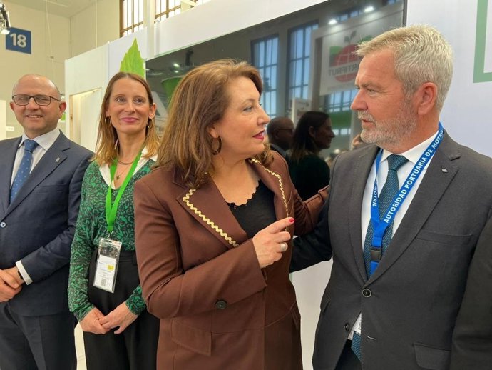 El presidente de la Autoridad Portuaria de Motril, José García Fuentes, junto a la consejera de Agricultura, Pesca, Agua y Desarrollo Rural, Carmen Crespo.