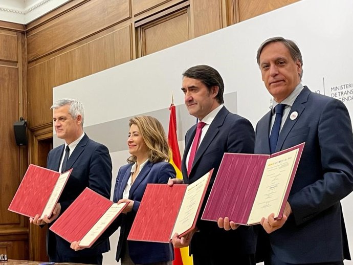 Firma del acuerdo para viviendas de alquiler en la sede del Ministerio de Transportes, Movilidad y Agenda Urbana.