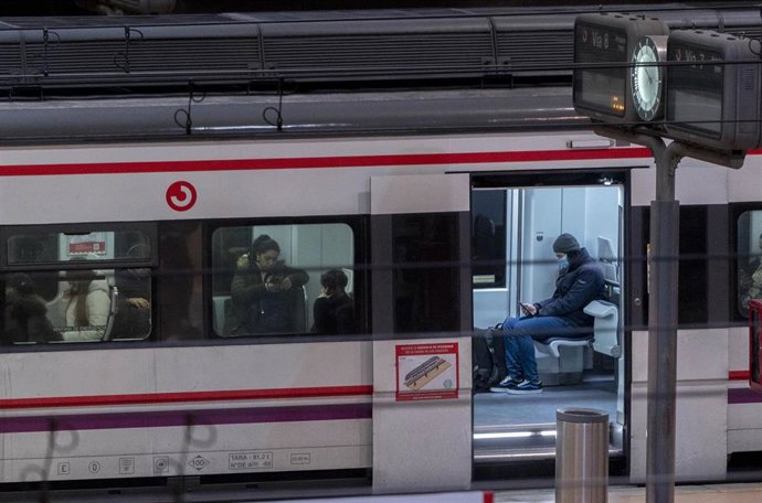 Un hombre con mascarilla dentro de un tren de Cercanías, en la estación Puerta de Atocha-Almudena Grandes.