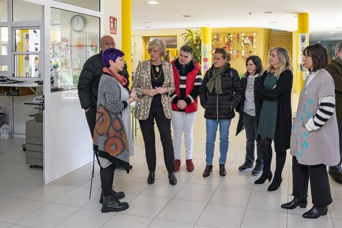 La consejera de Educación y Formación Profesional, Marina Lombó, visita el CEO Príncipe de Asturias.