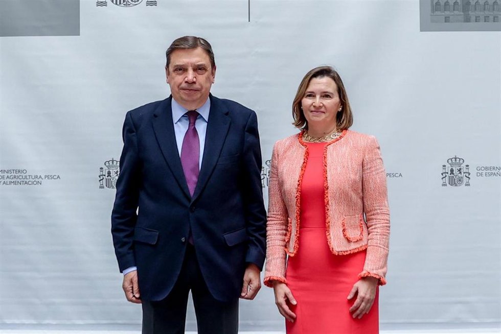 El ministro de Agricultura, Pesca y Alimentación, Luis Planas, posa en el acto de toma de posesión junto a la nueva secretaria general de Pesca, Isabel Artime García