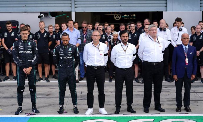 Archivo - 09 September 2022, Italy, Monza: (L-R) British F1 driver George Russell, British F1 driver Lewis Hamilton of team Mercedes, F1 CEO Stefano Domenicali, FIA President Mohammed ben Sulayem, and F1 Group managing director Ross Brawn observe a minu