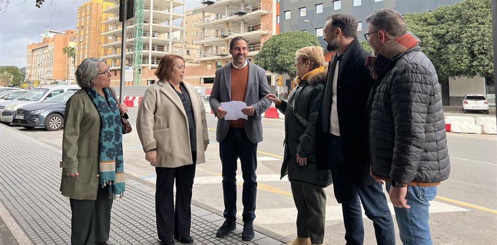 El portavoz socialista en el Ayuntamiento de Málaga y candidato a la Alcaldía, Daniel Pérez, junto a ediles del PSOE