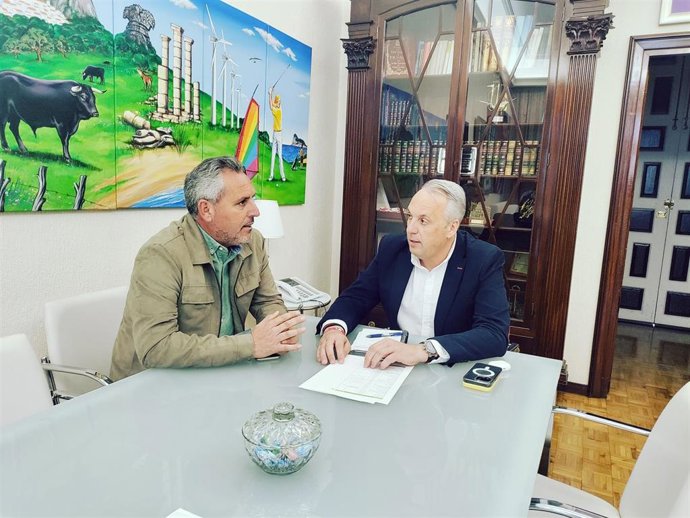 El presidente de la Diputación de Cádiz Juan Carlos Ruiz Boix, en un encuentro con el alcalde de Torre Alháquime, Pedro Barroso