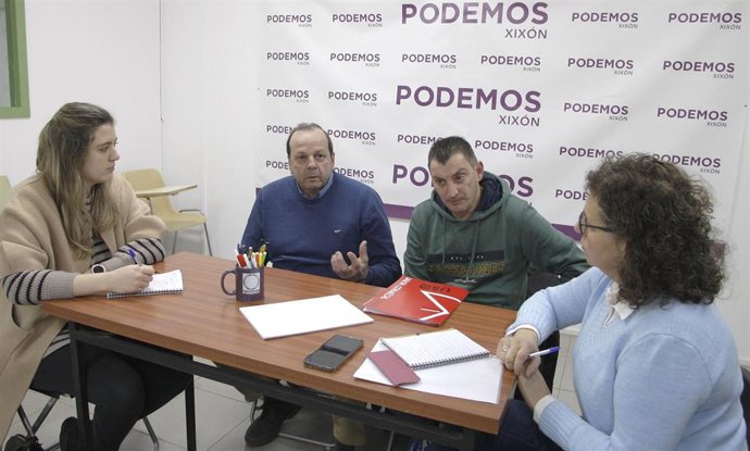 La candidata de Podemos Xixón a la Alcaldía de Gijón, Olaya Suárez, junto a la portavoz de su partido, Alejandra Tejón, se reúne con representantes de USO en Emtusa