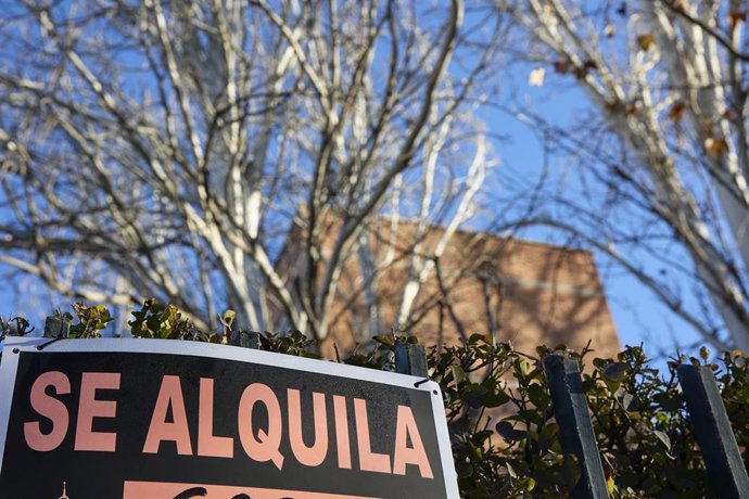 Archivo - Cartel de 'Se alquila'