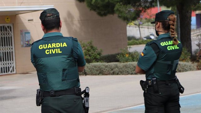Archivo - Dos agentes de la Guardia Civil.