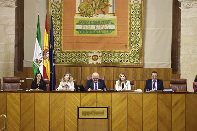 Mesa del Parlamento de Andalucía presidida por Jesús Aguirre, este miércoles en el primer Pleno del nuevo periodo de sesiones. En Sevilla, a 8 de febrero de 2023.