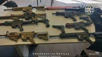 Intervenidas en Sevilla once armas simuladas en dos coches en la calle Galaxia en el barrio de Madre de Dios