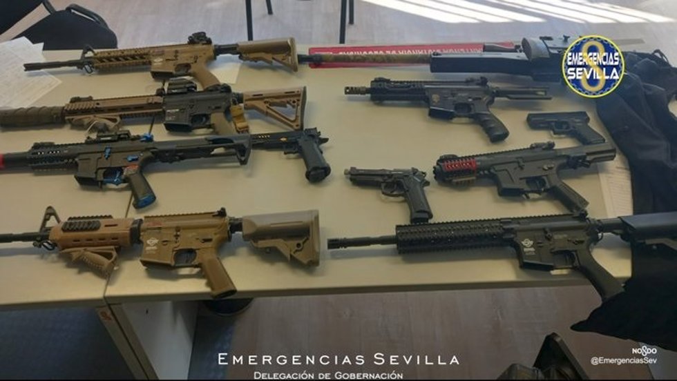 Armas tipo airsoft intervenidas por la Policía Local en el barrio sevillano de Madre de Dios.