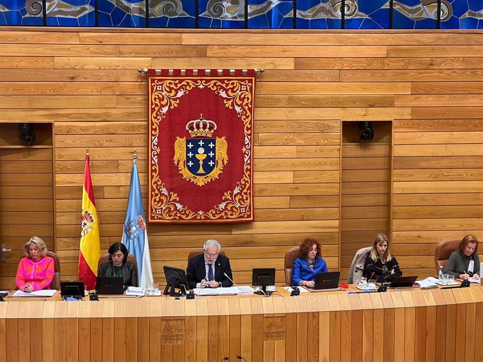El presidente del Parlamento, Miguel Santalices, lee una declaración institucional con motivo del Día Mundial contra el cáncer