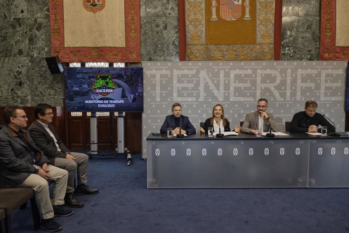 La vicepresidenta segunda y consejera de Presidencia, Hacienda y Modernización, Berta Pérez; el consejero delegado de Turismo de Tenerife, David Pérez; el concejal de Tecnología y Participación Ciudadana del Ayuntamiento de Santa Cruz, Javier Rivero