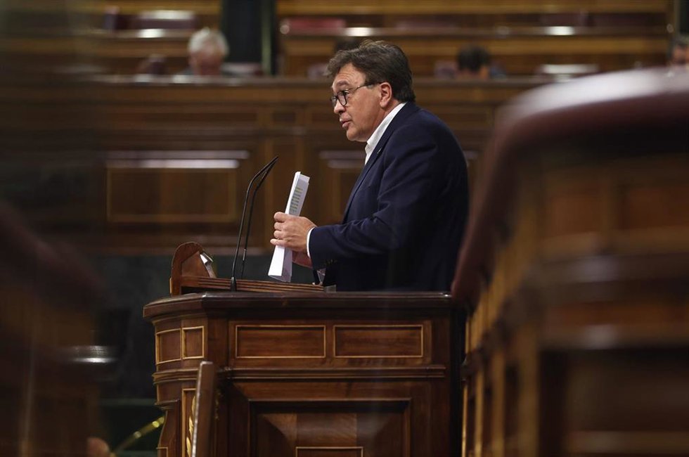 Archivo - El diputado de Teruel Existe, Tomás Guitarte, interviene durante una sesión plenaria, a 28 de septiembre de 2022, en Madrid (España). Durante la sesión plenaria se ha debatido la convalidación o derogación del Real Decreto ley 16/2022, para la