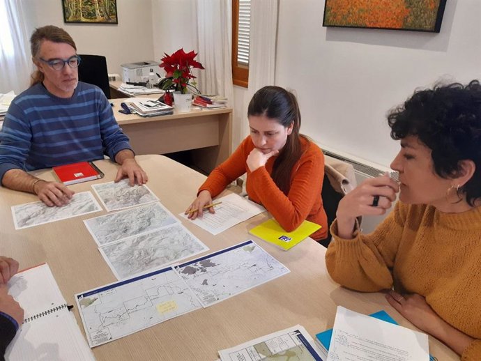 El alcalde de Puigpunyent, Antoni Marí, y la consellera insular de Sostenibilidad y Medio Ambiente, Aurora Ribot.