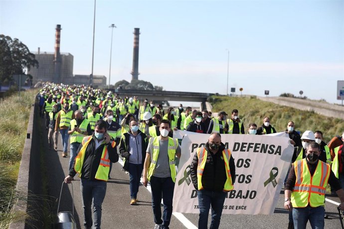 Archivo - Decenas de trabajadores de la fábrica de Ence se manifiestan por el cierre de la fábrica, en Lourizán, Pontevedra, Galicia (España), a 9 de marzo de 2021. Decenas de trabajadores de la fábrica de Ence, situada junto a la ría de Pontevedra en L