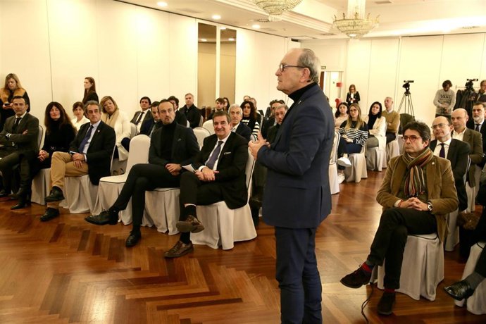 El consejero de Industria, Turismo, Innovación, Transporte y Comercio, Javier López Marcano, clausura el encuentro coloquio 'Retos y desafíos para las empresas en 2023' organizado por APD.