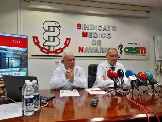 El secretario general de Sindicato Médico de Navarra, Alberto Pérez, durante una rueda de prensa del sindicato