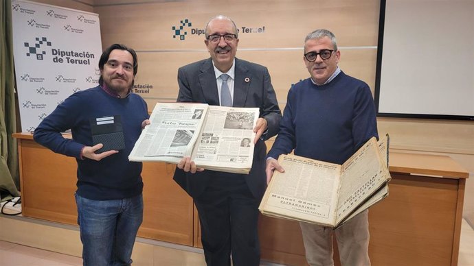 El presidente de la DPT, Manuel Rando; el director del IET, Nacho Escuín; y el director del Diario de Teruel, Chema López Juderías.