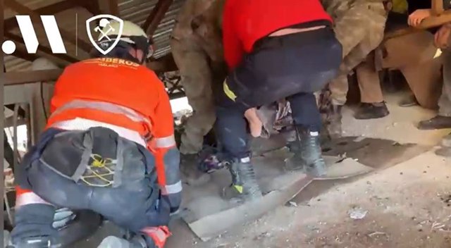 Efectivos del Consorcio Provincial de Bomberos, dependiente de la Diputación de Málaga, participan en la provincia turca de Hatay, junto a las autoridades locales, en el rescate de un hombre que se encontraba sepultado