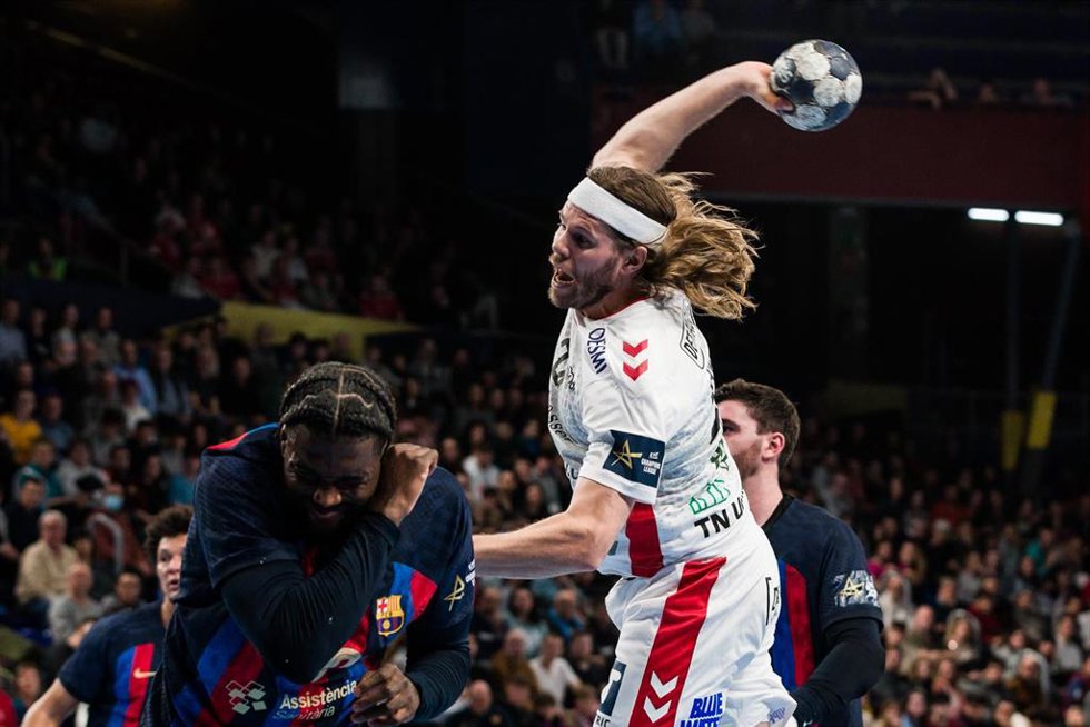 Archivo - Mikkel Hansen realiza un lanzamiento durante el Bara-Aalborg de la Liga de Campeones 2022-2023