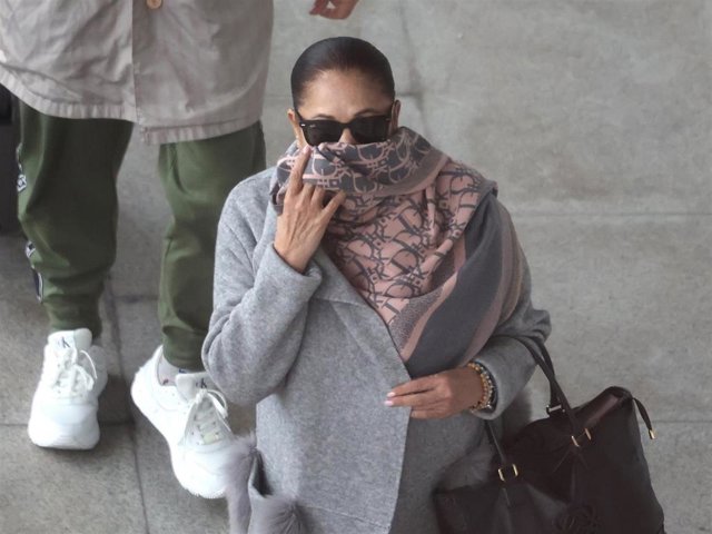ISABEL PANTOJA EN LA ZONA PREMIUM DEL AEROPUERTO DE MADRID