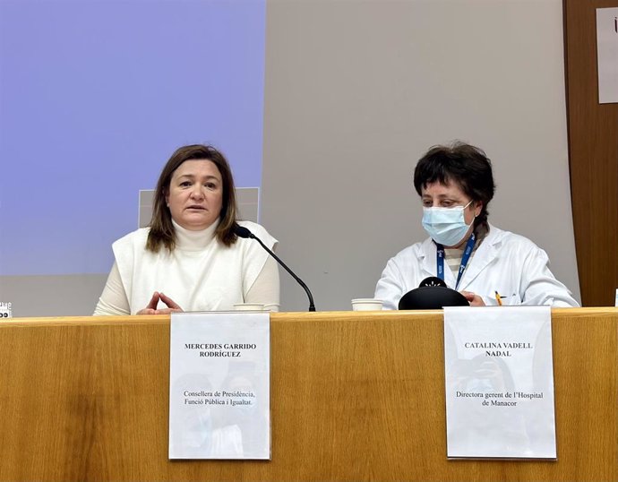 La consellera de Presidencia, Función Pública e Igualdad, Mercedes Garrido, y la directora gerente del Hospital de Manacor, Catalina Vadell.
