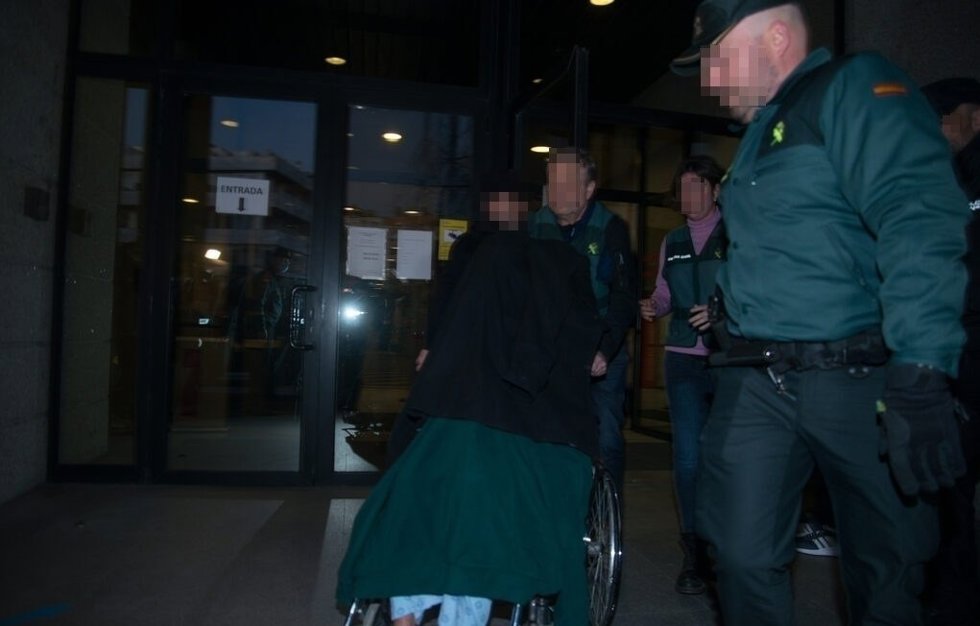 Imagen del detenido por el asesinato de una mujer en Baiona saliendo de los juzgados de Vigo.