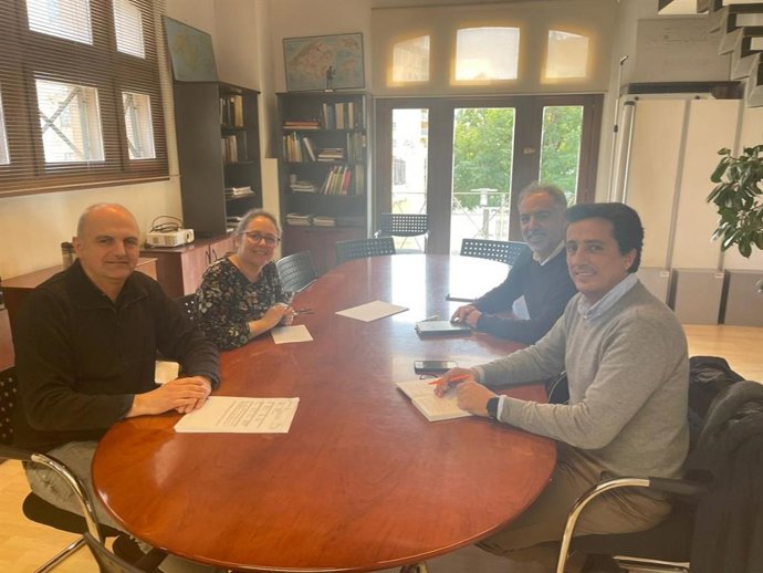 Archivo - El director general de Movilidad y Transporte Terrestre, Jaume Mateu; el decano del COAIB, Bernat Nadal; la directora general de Movilidad del Ayuntamiento de Palma, Irene Nombela; y el presidente de la demarcación Mallorca del COAIB, Joan Cer