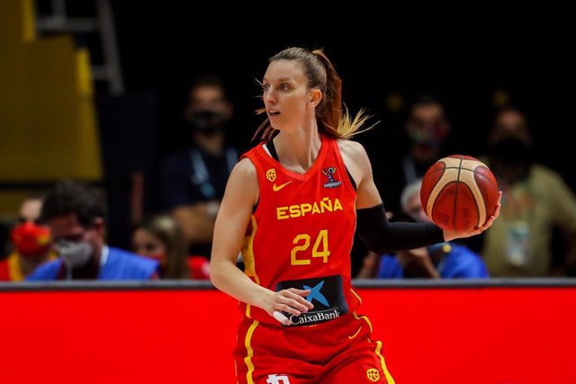 Archivo - La pívot española Laura Gil durante un partido con la selección española