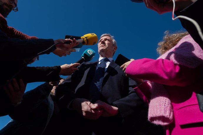 El presidente de la Xunta, Alfonso Rueda, atiende a los medios en el marco de una jornada de presentación del Plan Emprega Xuventude. Club Naval de Pontevedra, 08/02/23.