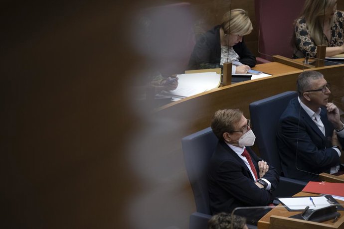 Archivo - El conseller de Sanitat, Miguel Mínguez, en un ple de les Corts