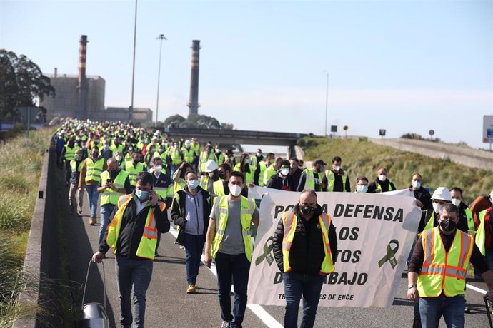 Archivo - Decenas de trabajadores de la fábrica de Ence se manifiestan por el cierre de la fábrica, en Lourizán, Pontevedra, Galicia (España), a 9 de marzo de 2021. Decenas de trabajadores de la fábrica de Ence, situada junto a la ría de Pontevedra en L